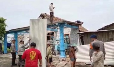 Satbrimob Polda Jatim Gelar Baksos di Lokasi Terdampak Puting Beliung Saradan