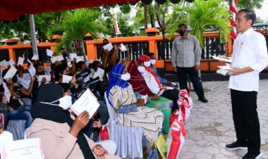 Presiden Jokowi Bagikan Bantuan Sosial di Kabupaten Maluku Tenggara